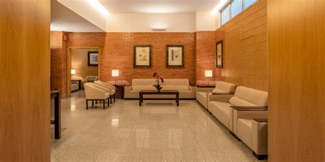 Interior de una sala de velatorio en un tanatorio