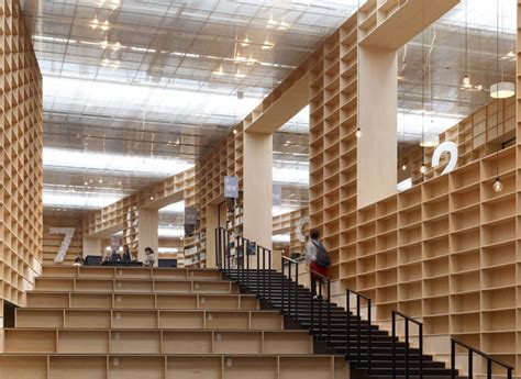 Vista aérea de la biblioteca Musashino con su diseño en espiral
