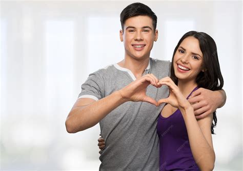 Pareja joven fingiendo estar enamorada
