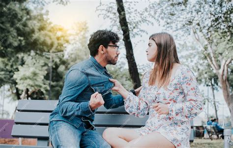 Mujer vestida de novia discutiendo con un hombre