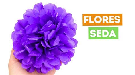 Konan joven con una flor de papel