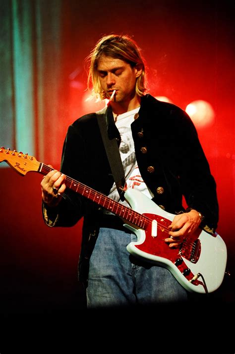 Kurt Cobain tocando la guitarra en vivo