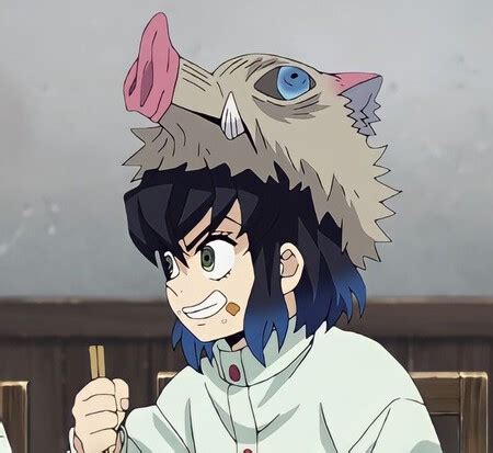 Inosuke con su máscara de jabalí