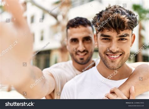 Arte conceptual de una escena íntima entre dos hombres
