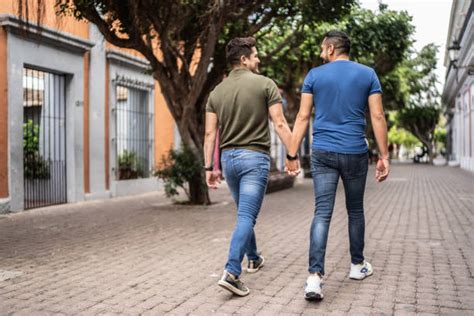 Pareja de hombres caminando juntos