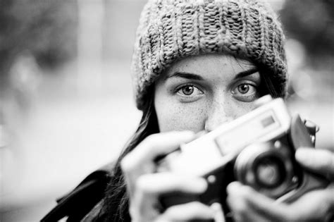 Fotografía antigua de dos jóvenes en blanco y negro