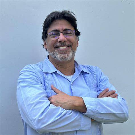 Imagen conceptual de dos personajes, uno con expresión decidida y otro con mirada triste, bajo un ambiente de fantasía.