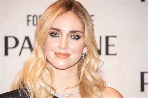 Chiara Ferragni sonriendo y mostrando su piel radiante