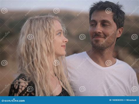 Pareja joven mirándose con sorpresa