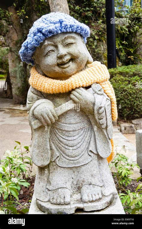 Detalle de un Jizo con shakujo y joya