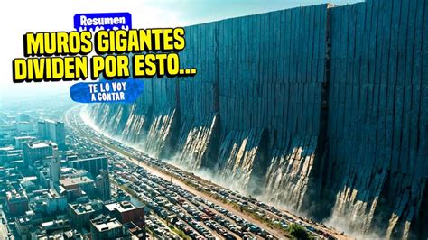 Un muro gigante protegiendo una ciudad de titanes