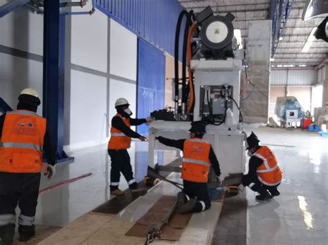 Jean usando el equipo de maniobras