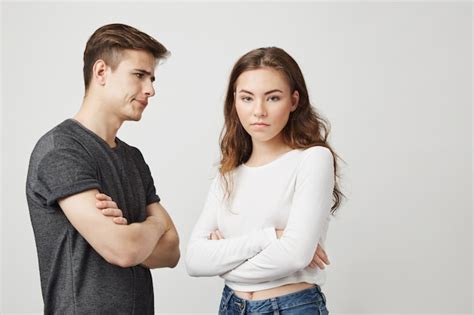 Pareja joven discutiendo