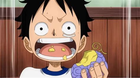 Luffy comiendo la fruta del diablo