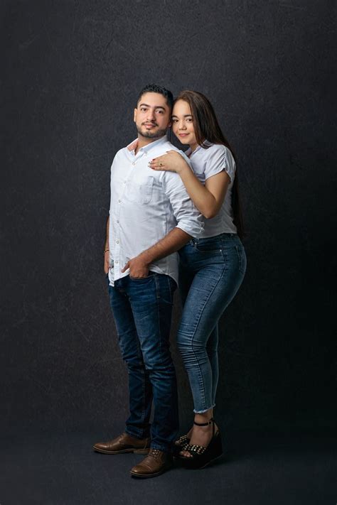 pareja de manga en pose protectora