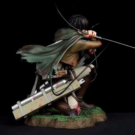 Figura del Capitán Levi Ackerman en pose de combate