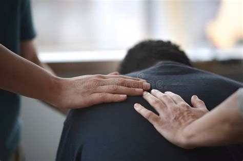 Primer plano de manos entrelazadas en señal de consuelo