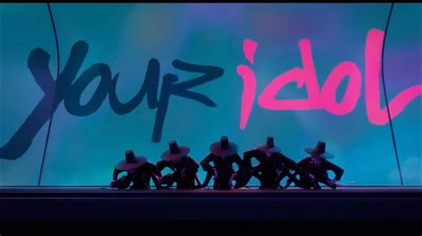 Ídolo K-pop en escenario