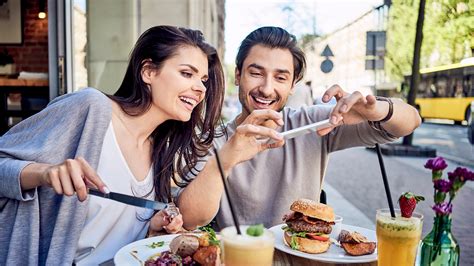 Pareja de chicos compartiendo un desayuno