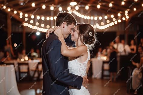 Pareja de recién casados compartiendo un momento tierno