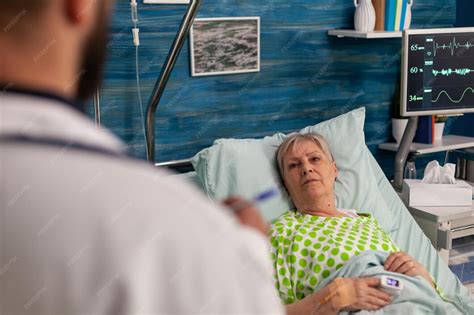 Hinata siendo atendida por ninjas médicos