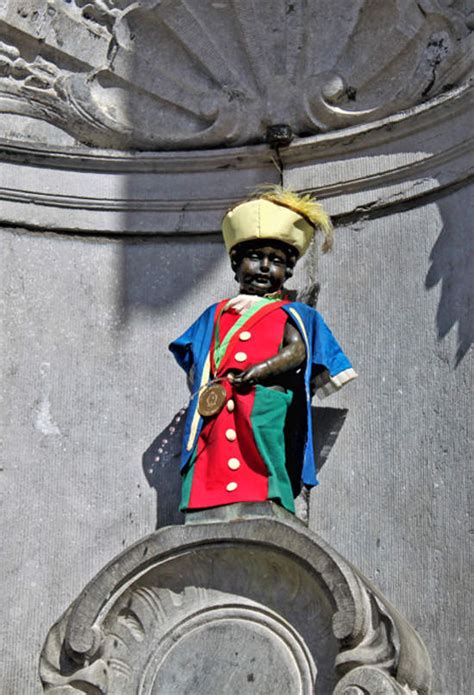 Manneken Pis con uno de sus trajes