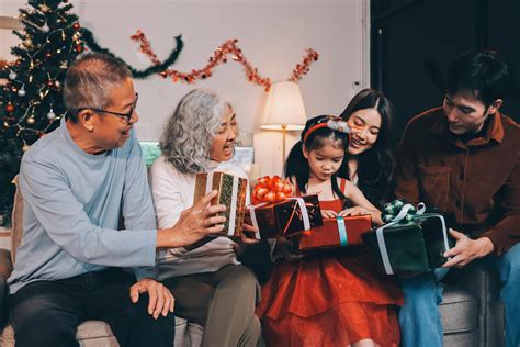 Juvia y Gray intercambiando regalos de Navidad