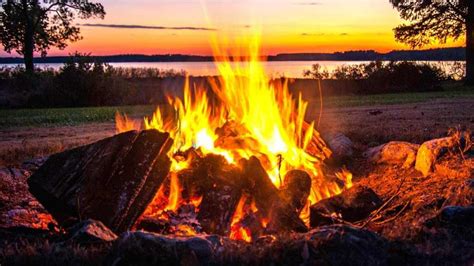 Guts enfrentándose a espíritus en una fogata