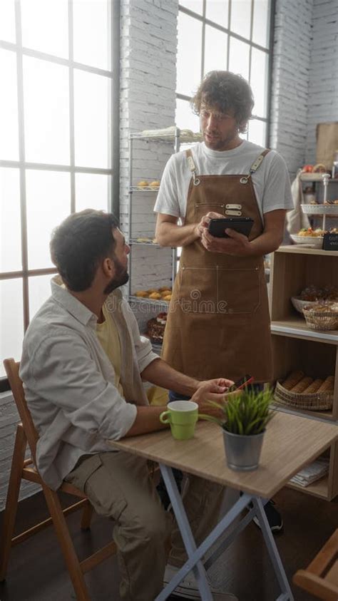 Escena de un café acogedor con dos hombres interactuando