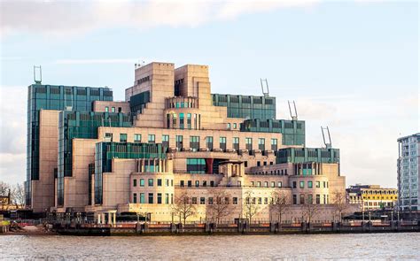 Agentes del MI6 en alerta