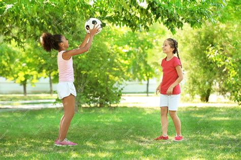 niños jugando con pelota roja sensorial