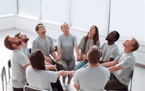 grupo de personas concentradas en un videojuego