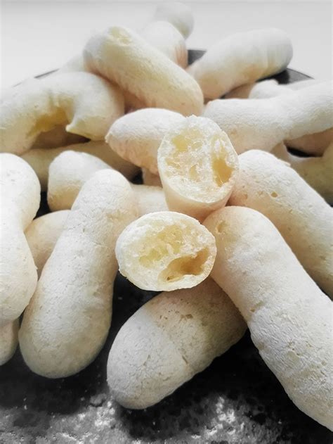 Foto de bizcoitos de polvilho recién horneados y crujientes
