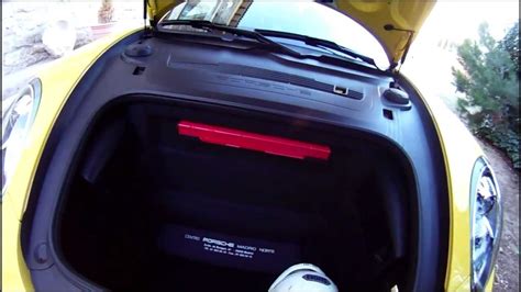 Interior del maletero del Porsche 911 con equipaje