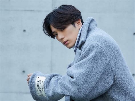 Mackenyu posando para sus seguidores