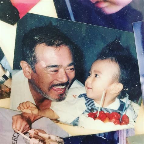 Mackenyu Maeda cuando era bebé junto a su padre Sonny Chiba