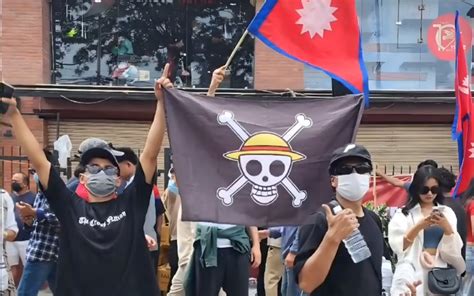 Jóvenes manifestándose en Nepal con la bandera de One Piece