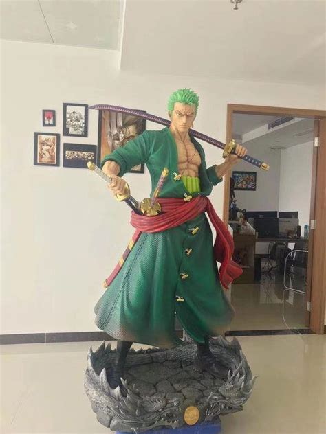 Figura de Roronoa Zoro en tamaño real