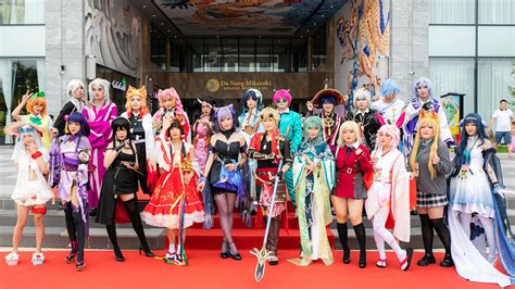 Collage de imágenes representando diferentes actividades del festival: cosplay, talleres, manga, anime