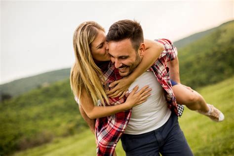 Pareja joven enamorada en la preparatoria
