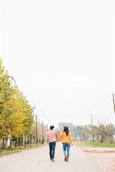 Pareja joven paseando por un distrito de estilo japonés