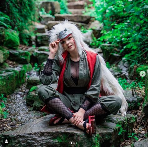 Cosplay de Jiraiya con pipa y libro
