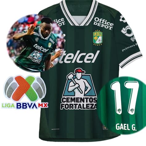 Ejemplo de personalización de camiseta con nombre, número y parches