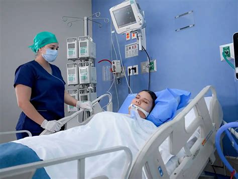 Hospital con un paciente conectado a máquinas.