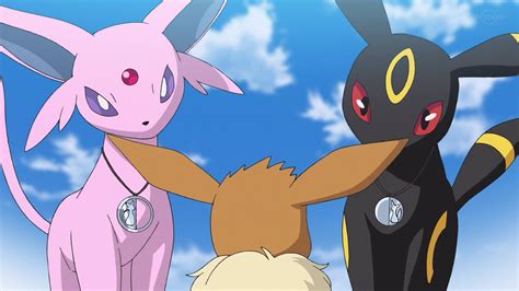 Umbreon protegiendo a Espeon de los Pidgeottos