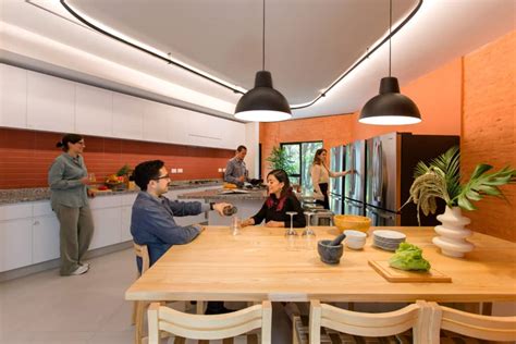 Ilustración de Jung-woo en la casa compartida