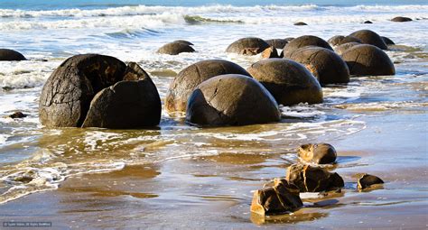 Rocas esféricas en la playa de Koekohe, Nueva Zelanda