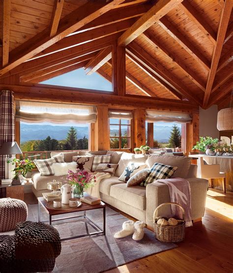 Interior de una cabaña de madera con dos pisos