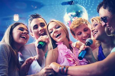 Krillin cantando en un karaoke