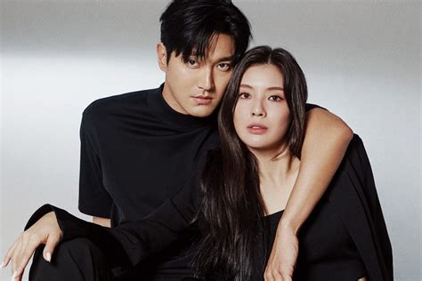 Lee Siwon, dueño de cibercafé, con expresión pensativa y enamorada